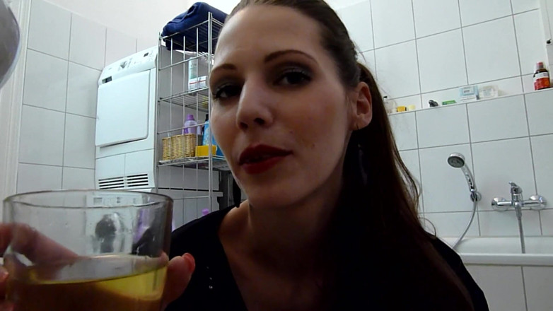 Viktoria Goo: Viktoria Goo - le ragazze tedesche sono maliziose pisciate!