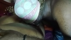 Tamil Anti Uma: 在我村里，当我和我阿姨的女儿独自在家时，我会和她一起舔舐并品尝她的阴户。