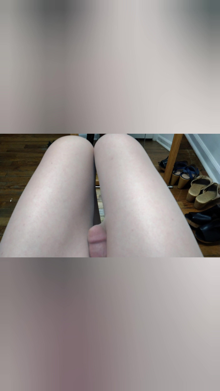 Pantyhose Jasmine: パンスト姿でチンポを撫でる