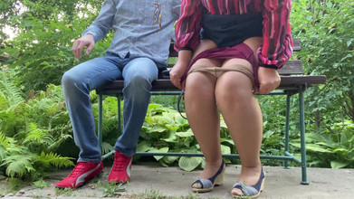 OurFetishLife: Gorąca MILF ze wspaniałą dupą wkłada podkładkę na zewnątrz podczas...