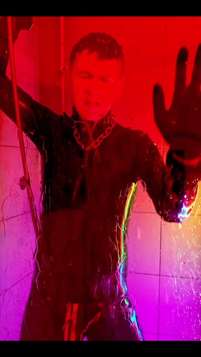 Roman Heart: Douche in Rubber 