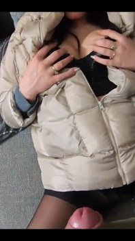 찢어진 팬티 스타킹과 푹신한 다운재킷 오럴, 도기 및 코트에 두 번 사정