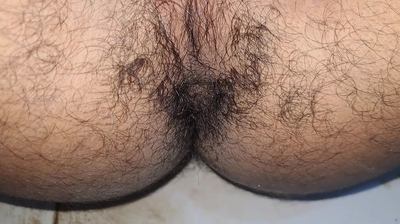 Desi_Porn_India: 若くてセクシーな少年が全裸で硬くなった尻を見せる。