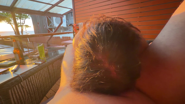 Mintaxxx69: Zuigen op grote lul bij zonsondergang op het balkon, klaarkomen...