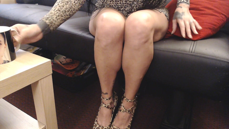 Abby Anna: Tacchi sexy con gambe incrociate