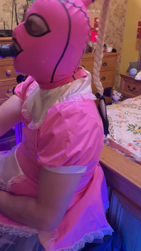 Jenna scopa la cameriera sissy tiffany dal culo grande... Lei è una troia!