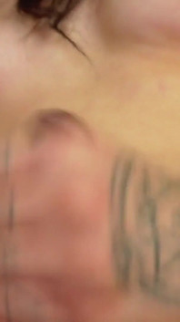 La compagna di classe nerd ti fa servire il suo cazzo