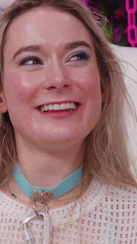 Çarpıcı Thea Summers yeterince sert oral seks alamıyor!