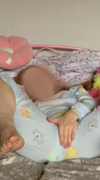 Spaß mit meiner muschi in meinem bett ~ Bestes papi-mädchen