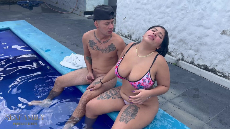 Bigboobssex: La mia sorellastra indiana si abbronza in piscina in una...