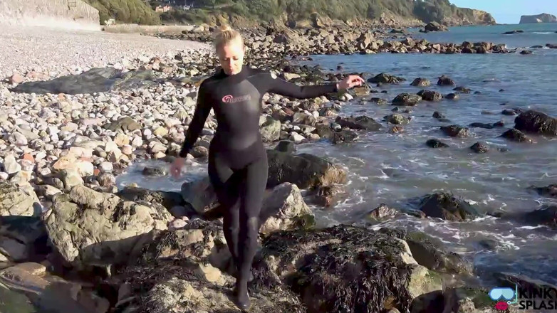 UKCuteGirl Lucy Lauren: Suka z kombinezonu drwi z ciebie za zamrażanie piłek