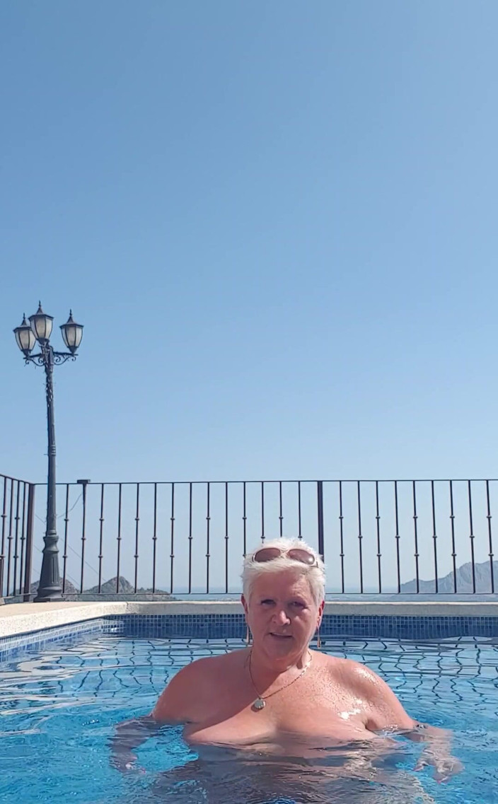 Uk Joolz: Mengenang orang-orang yang santai siang yang cerah di Spanyol kembali...