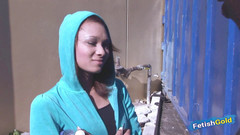 Old Bangs Young: Gagica negresă este agățată în aer liber și futută tare de un...