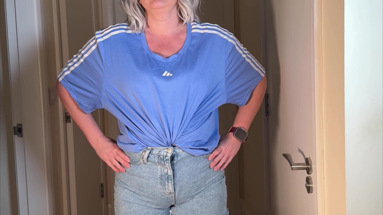 Emma Voyeur: Salle De Bain Verrouillée - Short En Jean Mouillant Devant La...