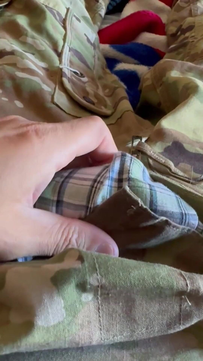 Gay Soldier Stuff: Солдат армии США в боксерских шортах носить его форму и в презервативе!