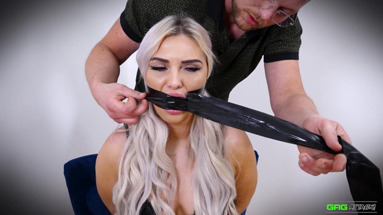 Gag Attack: Roxee - bande pvc bâillonnée