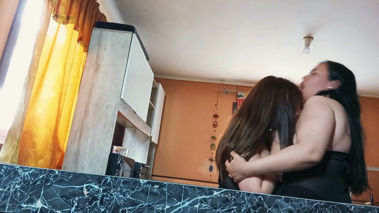 Kelly Rough: Bazı Kadın Arkadaşlar Mutfakta Tahrik Oluyor Ve Birbirlerine Dokunmaya Başlıyorlar.
