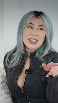 Latina berpantat besar bermain bogel uno dan twister pada Podcast Permainan Tom
