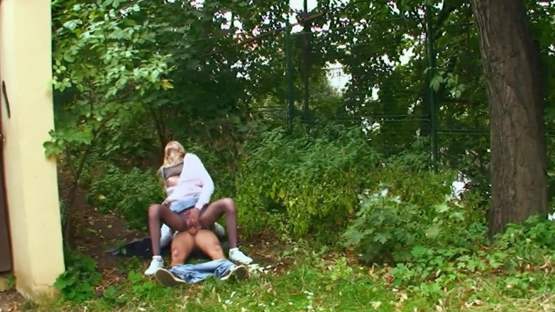 Wild outdoor milfs: Sexo público al aire libre con semen en la cara...
