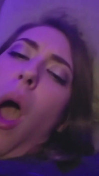 Cewek cantik kimber lee dientot sambil fingering di kencan!