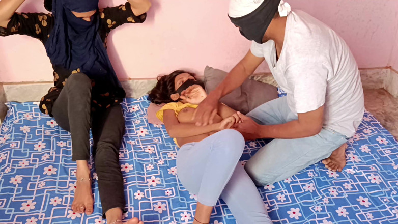 HousewifeGeeta: Virgin viene scopata con la sorellastra sposata in un trio