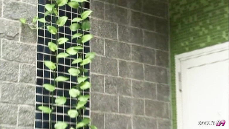 Shemale TS Collection: Une trans mince dans un spa se fait sodomiser par...