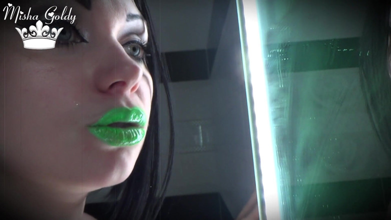 Goddess Misha Goldy: Labios verdes fosfóricos brillantes hipnotizados