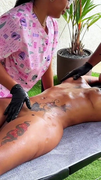 Masaj cu final fericit pentru o femeie latino milf excitată cu corp în formă și țâțe mari