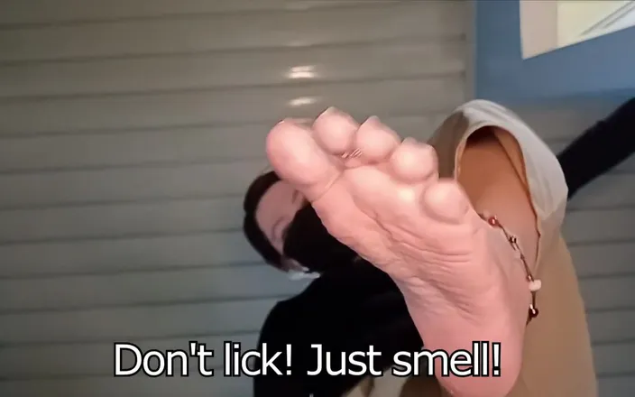 Queen Aurora: Crushing Tiny Freaks with My Huge Feet