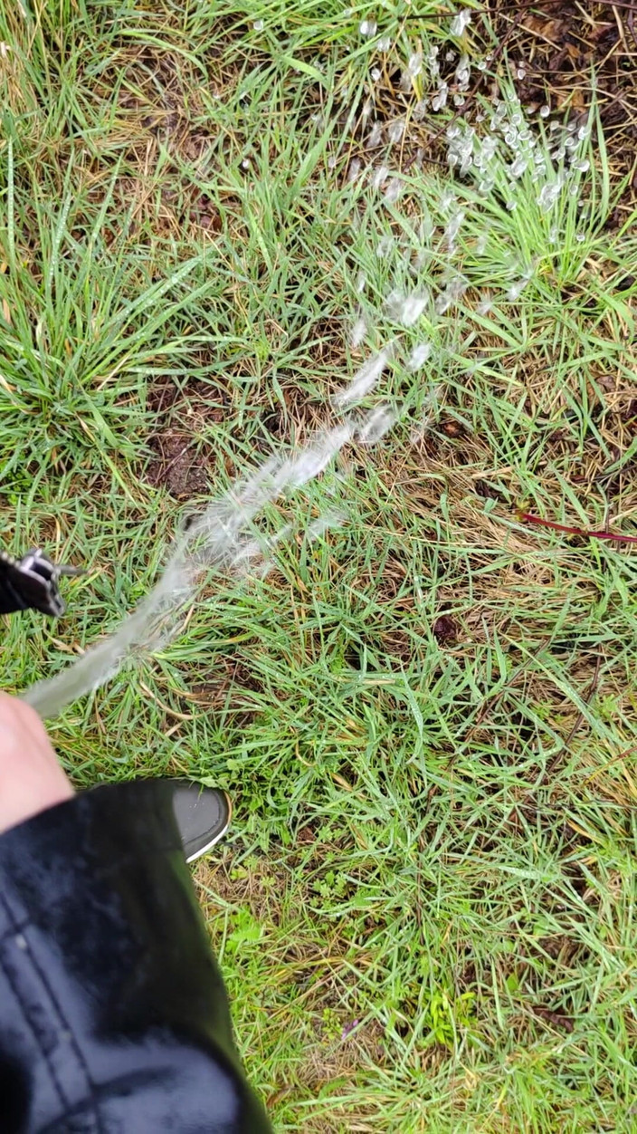 Bayer911: 户外雨中撒尿