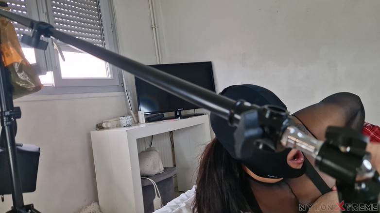 Nylon Xtreme: POV Katy Kat Lucks 搭配黑色口红和连裤袜