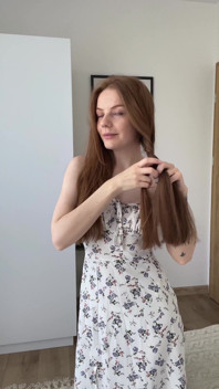 Plachá zrzka dívka s copánky Stripes, takže můžeš předvést své velké kozy