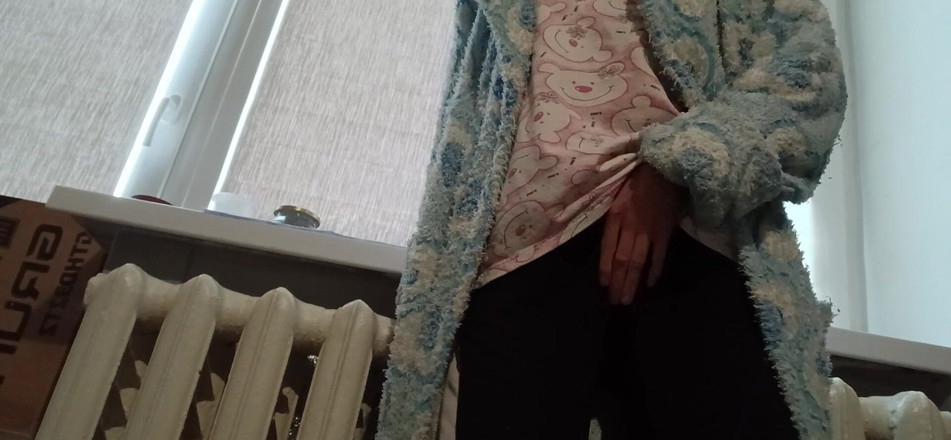 Lesbian-candys: Una mora snella in un Robe si masturba a casa...