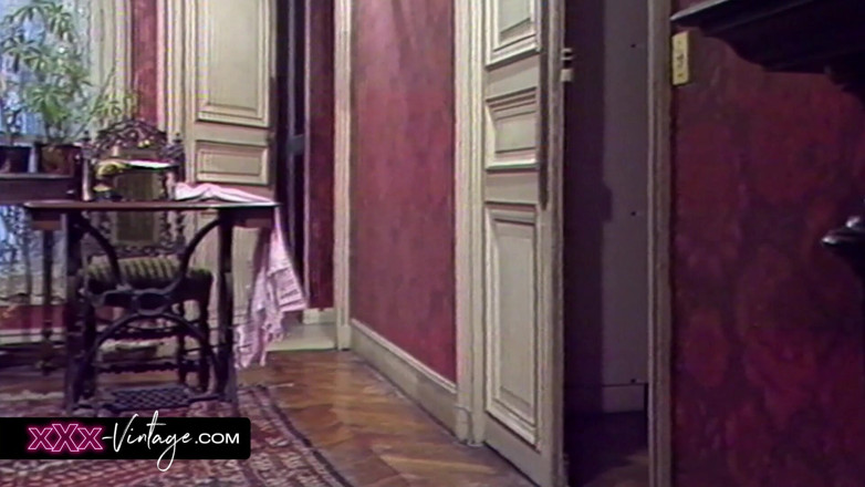 XXX-Vintage: Une MILF initie une blonde sexy au plaisir du sexe...