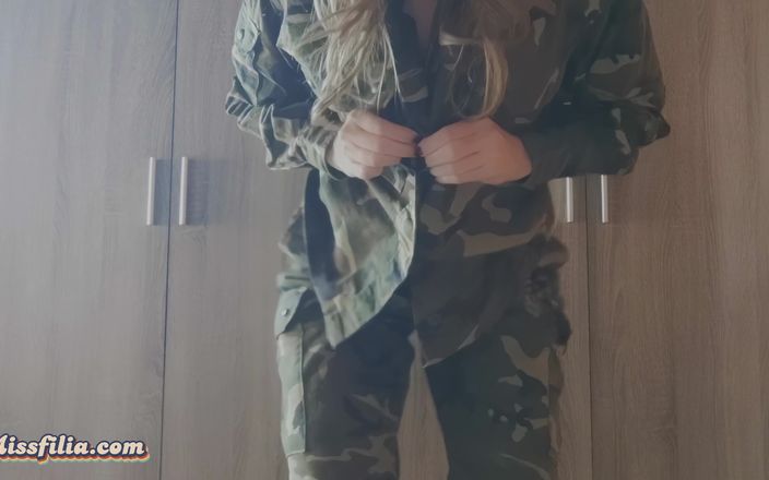Miss Filia: Милфа в военной униформе делает стриптиз, показывает задницу, сиськи и киску