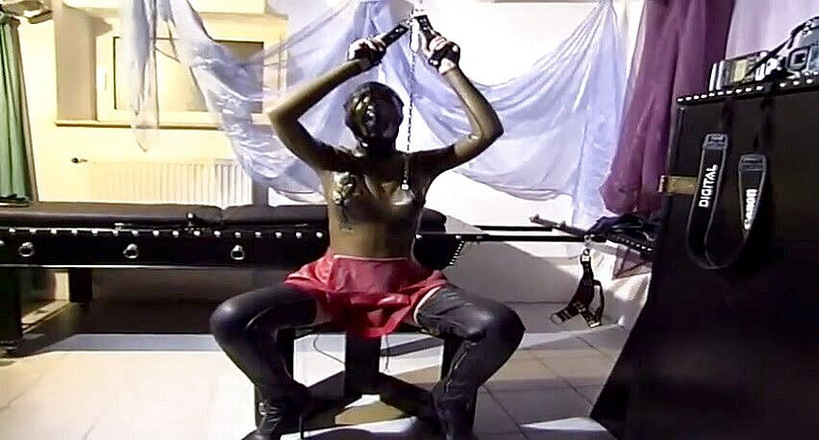 Fetish Desire: 복면을 쓴 창녀와 함께하는 BDSM 액션