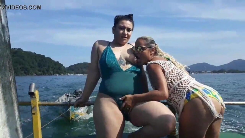 Paty Bumbum: Exhibitionism på båten offentligt med Paty Butt och hennes styvcousin...