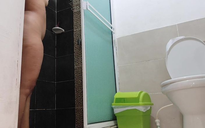 1lindapareja: Giovane donna nuda registrata nella doccia