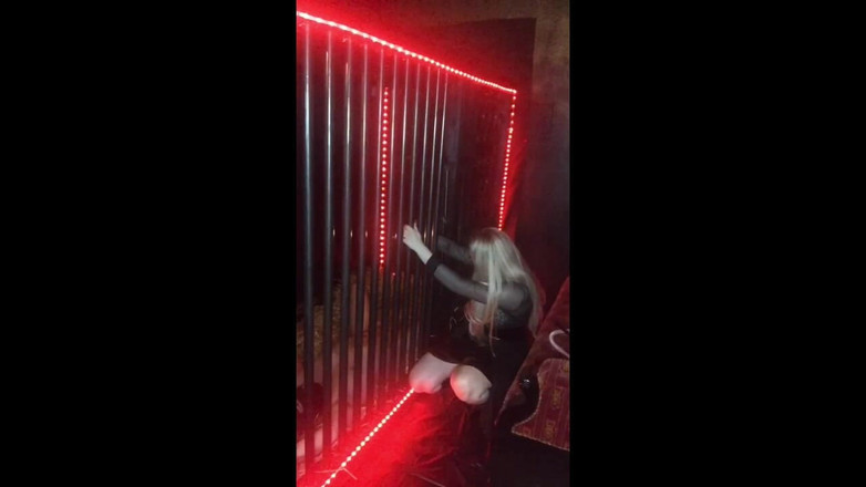 Queen_of_BDSM: Hamba dalam sangkar XXL semakin membesar!