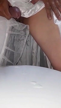 Transvesthemd kommt in elegantem satinkugelkleid