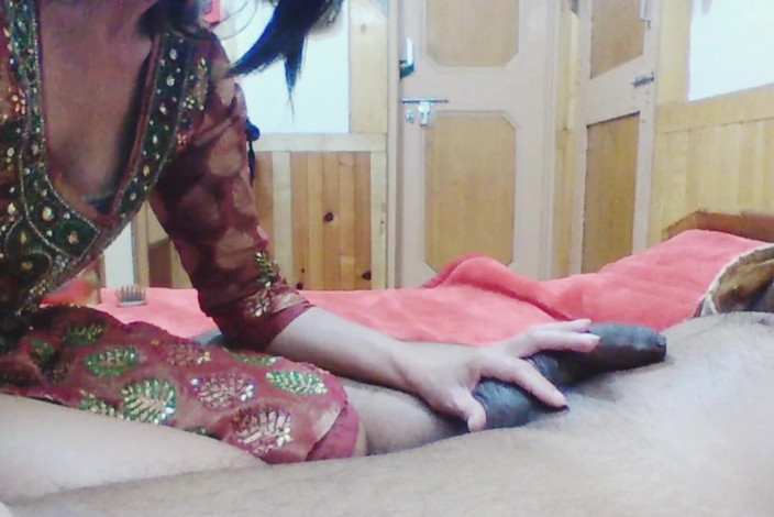 Bolly Karma: 継母の休暇 - 彼女の手は私をムラムラさせ、硬くした