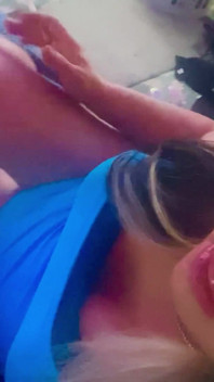 Krissy Sweets hladí její péro