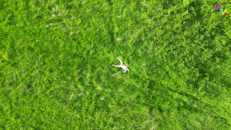 RainbowAdventures: Drone Porn... ตามตัวอักษร! โดรนติดตามฉัน ดูฉันแก้ผ้าและชักว่าวในสนาม