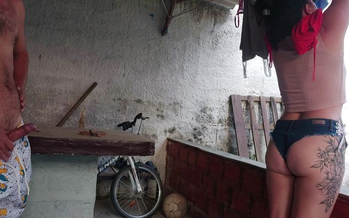 Kasallpimenta: La cameriera è venuto con questi pantaloncini di jeans corti e...