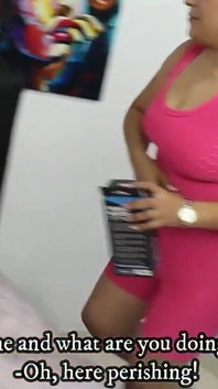 Sehr heiße mädchen masturbieren mit ihrem großen dildo