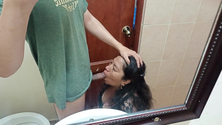 Moo DBOXXX: Creștină matură adoră să-mi sugă pula, vânzătorul de alimente a...