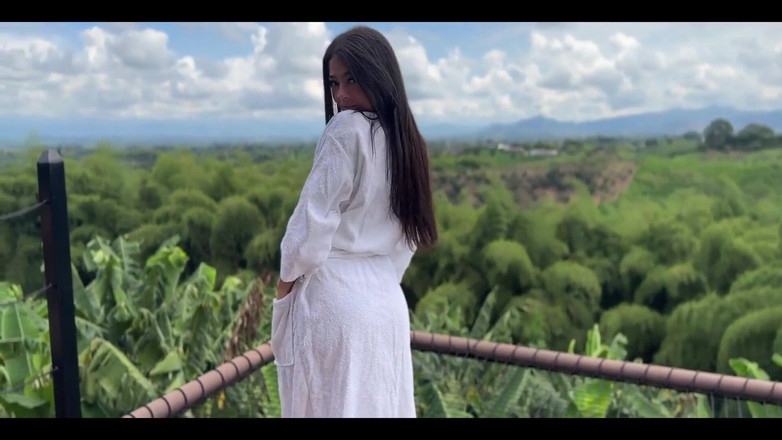 Anna Cherry: ランジェリー、情熱的なセックス、そして中出し!