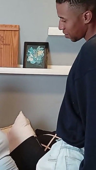 Terapeuta traviesa habla y hace lo que todo hombre quiere oír y sentir