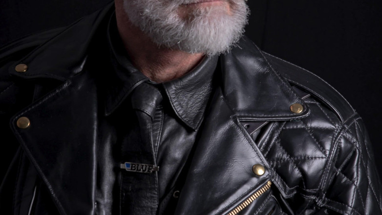 MusclesCigarsFFPig: Kožené rukavice s cvočky a jockstrap