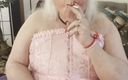 Constance: Pissar i rosa och röker